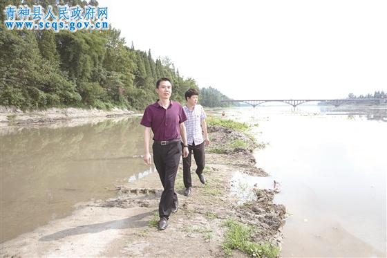 河长巡河。